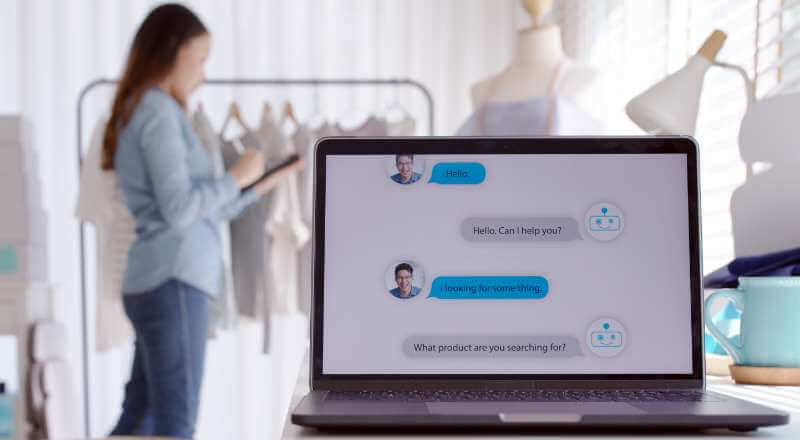 Tela do notebook com uma conversa entre consumidor e chatbot