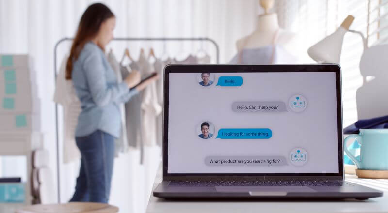 Tela de um notebook, mostrando a conversa de um cliente com um chatbot