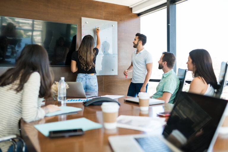 Equipe em reunião de trabalho em sala de conferência