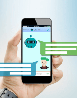 Imagem mostra um celular na mão de um homem e na tela, uma conversa entre um chatbot e cliente